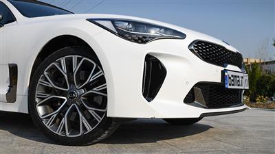 کاپوت و دماغه کشیده کیا استینگر